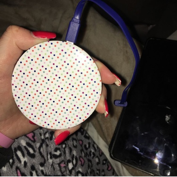 Portable charger/ mirror - Picture 2 of 3